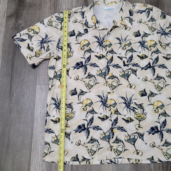 Columbia PFG Marlins and Martinis Print Short Sleeve Button Up Shirt - Picture 5 of 12